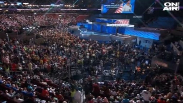 Сълзи, протести, арести - конгресът на демократите