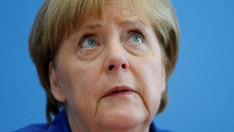 Сеещите омраза няма да ни разколебаят, рече Меркел