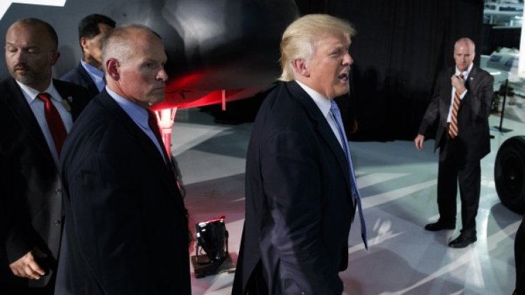 Тръмп заседна в асансьор, вади го спасителен екип 