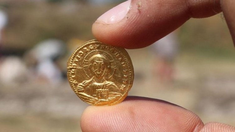 Уникална златна монета изскочи в крепост в Балчик 