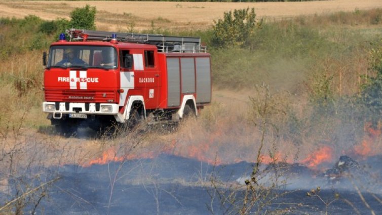 С 19 пожара се борят огнеборците в страната 