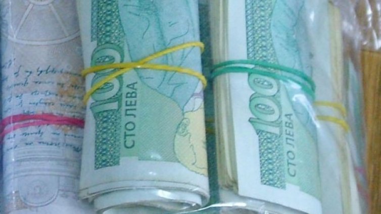 Баба метна през терасата 5 000 лв. на ало апаши
