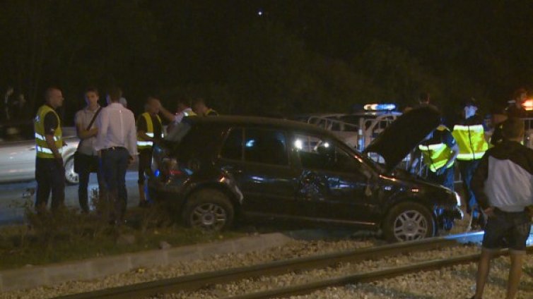 20-годишен "кацна" с колата си на трамвайна линия