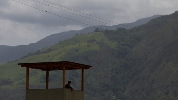 Седем души бяха убити при взрив в затвор във Венецуела