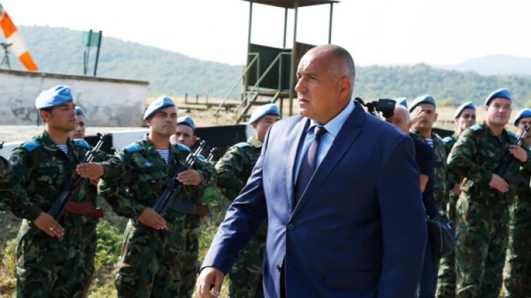 Тавани от сачак, мазилката паднала - казармите ни