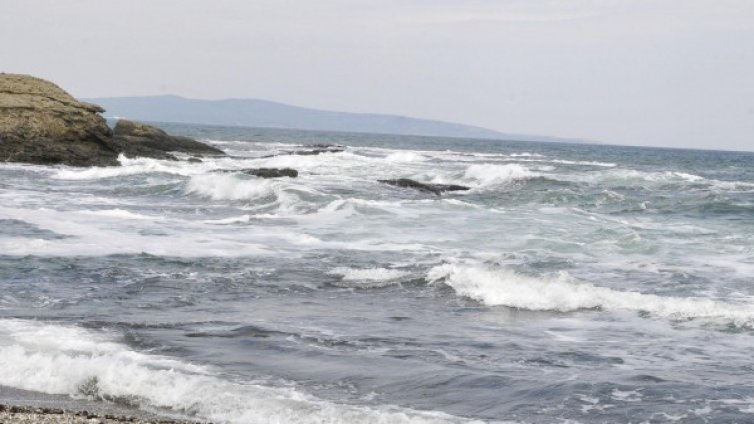 Захлажда се, вълни до 2,5 м удрят плажовете ни