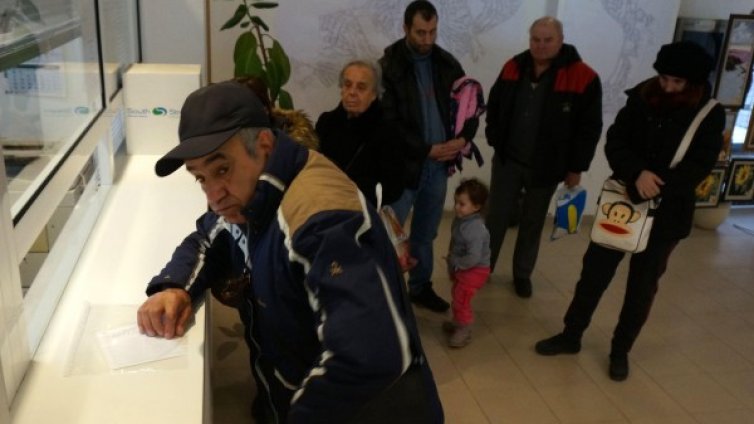 Безпаричие! Закъсали общини вдигат данъците ни