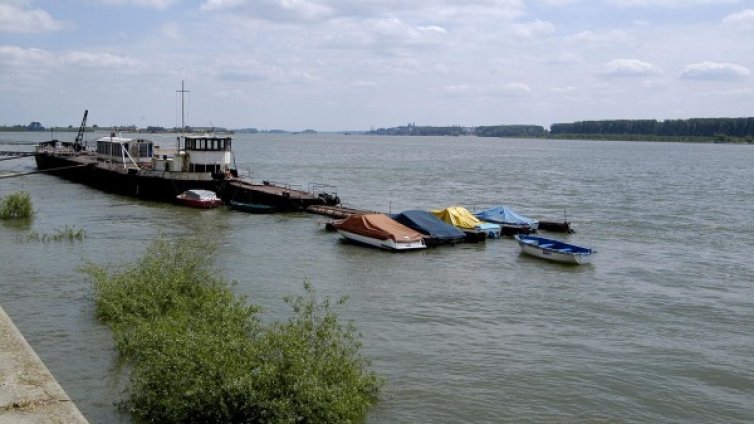 Млад мъж изчезна в Дунав, издирват го