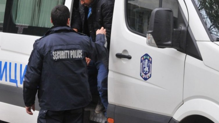 Полицията в Перник задържа 54 мигранти