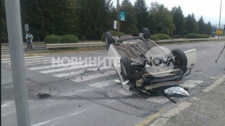 Кола опита да спре на "зебра". И &ndash; по таван