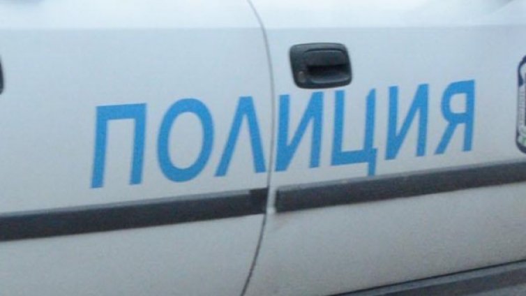 Трима млади мъже пребиха възрастен в дома му 
