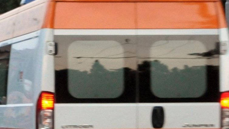 Мъж загина, пометен от кола, помагал на закъсали