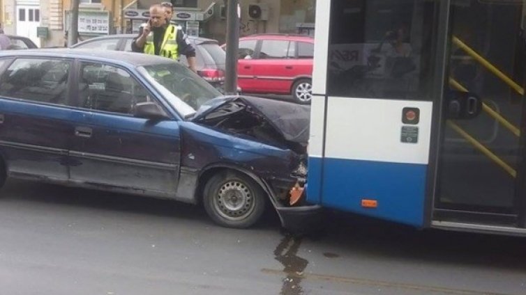 Шофьор помля коли и два автобуса във Варна