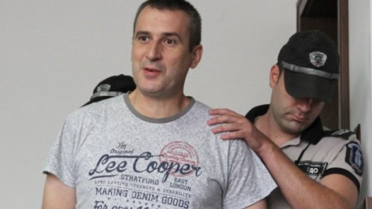 Не пуснаха полицая, обвинен, че е убил родителите си