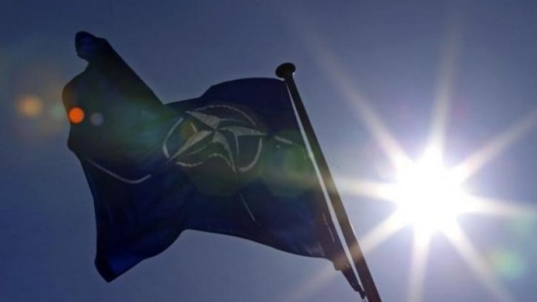 Под носа на военно министерство: Мъж задигна знамето на НАТО