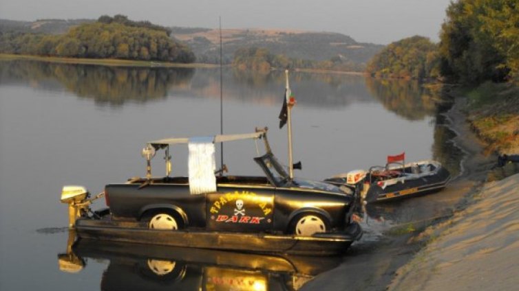 Шофьор на линейка подкара "Dark Трабантула"