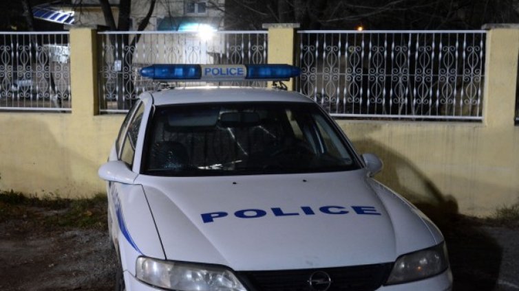 Мъж се барикадира в дома си с децата и... тъщата