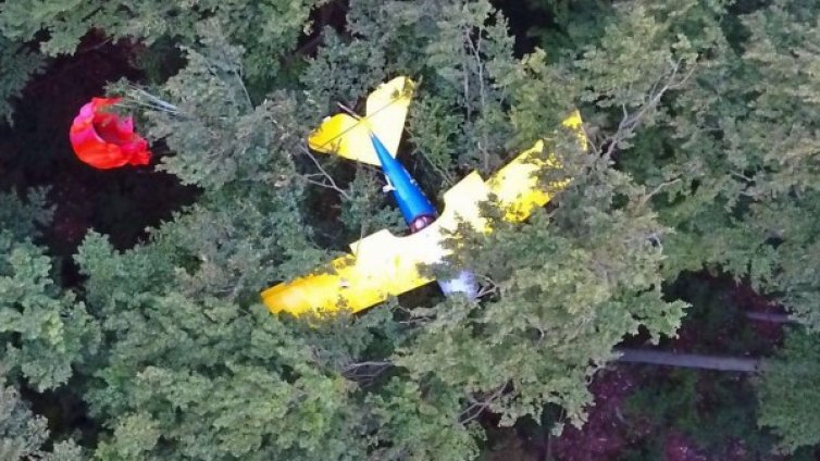 Кацнал на едно дърво &ndash; германец със свръхлек самолет