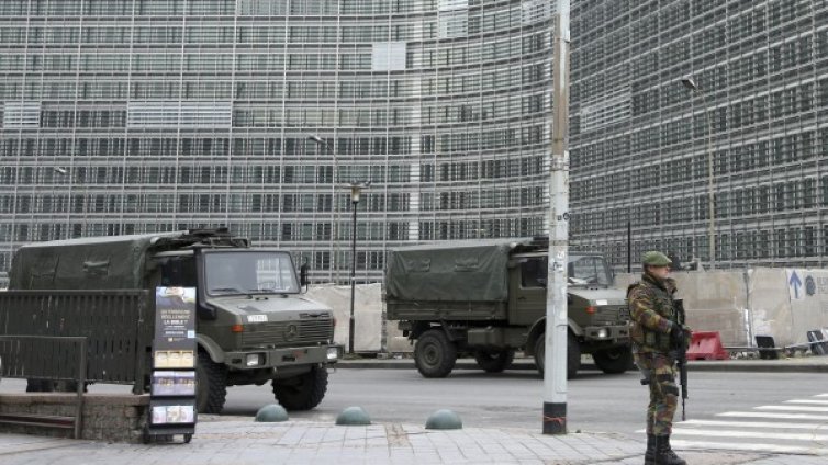 Те му помогнаха, той ги взриви