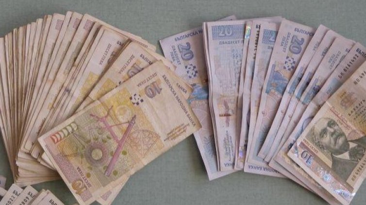 77-годишна плевенчанка метна злато и 3 бона от балкона