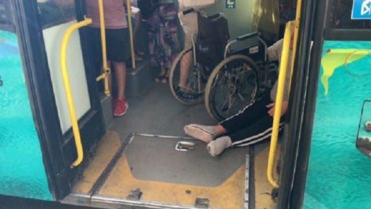 Шофьорът към инвалида: Ако ми плащаха добре, щях да те кача!