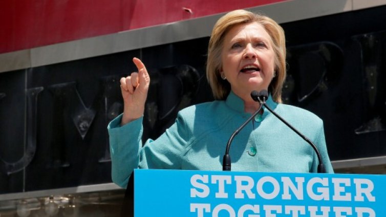 Клинтън дръпна с 8% пред Тръмп 