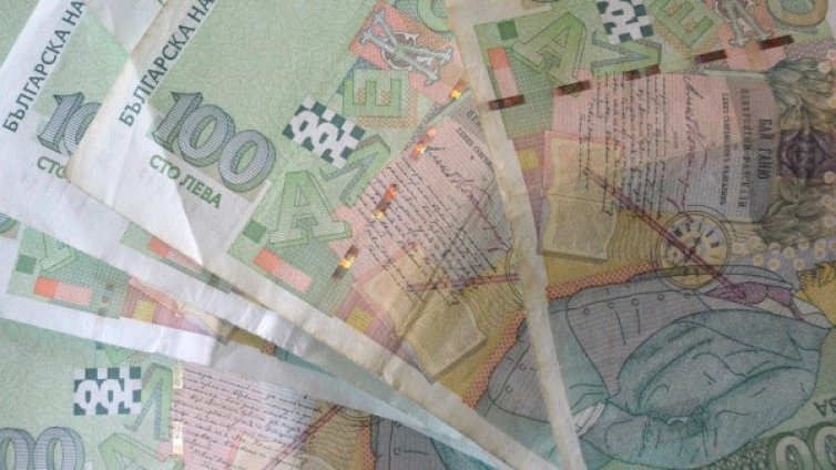 Мъж остави 35 бона в незаключена кола, свиха ги