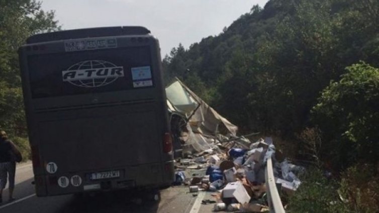 Тежка катастрофа между автобус и ТИР, има ранени