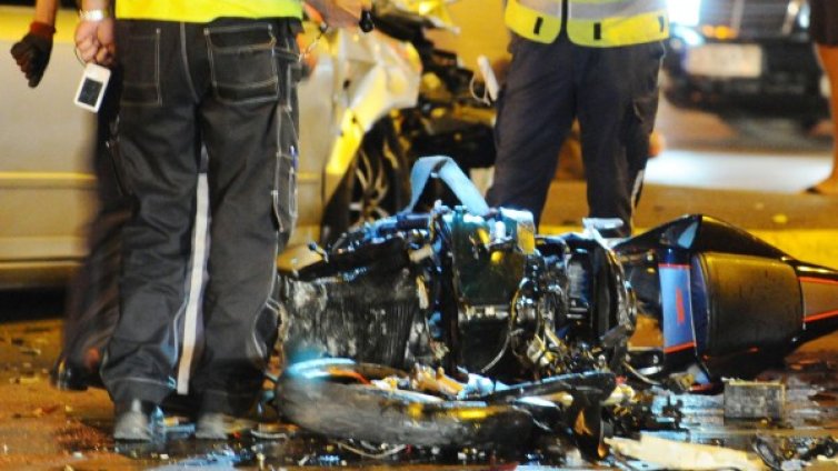 Моторист се удари в камион на "Тракия". Загина.