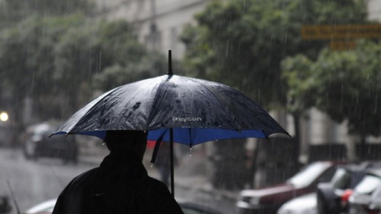 Утре с чадър. Ще вали и над Черноморието