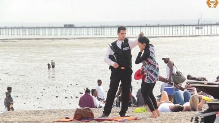 На плаж в Англия: Изправете се, свалете сега буркините!