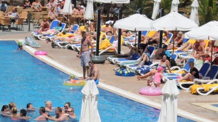 Измами по морето: Цените в менютата, звездите на хотела...