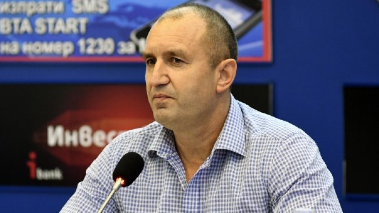 Телефон все ги свързва: Радев казал "Да" на Нинова по GSM-а