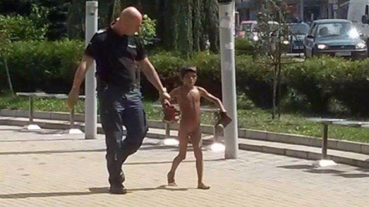 Полиция изведе голи ромчета от шадраван, били на баня