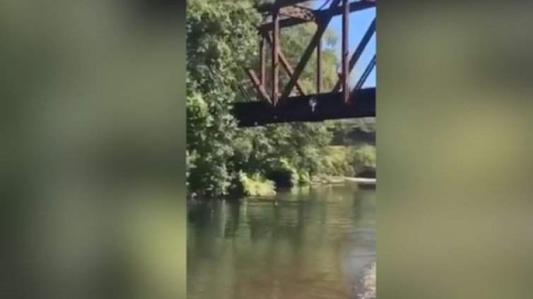 Безотговорност или липса на разум: Да хвърлиш дете от мост