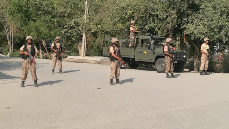 Бомбен атентат срещу съд в Пакистан взе 12 жертви