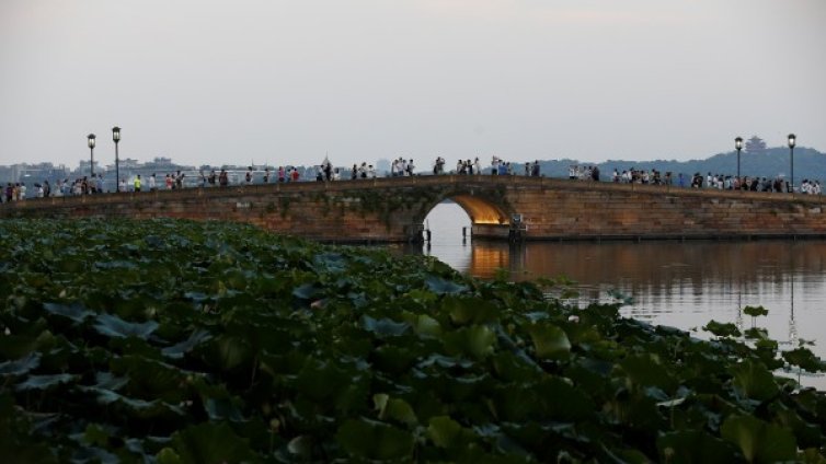 Китай прати 2 млн. души на почивка, започва Г-20 