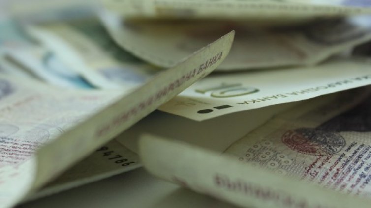 И пак летят пари от балконите, този път – 10 бона