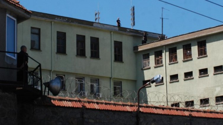 Рецидивист с 24 присъди пак влиза на топло 