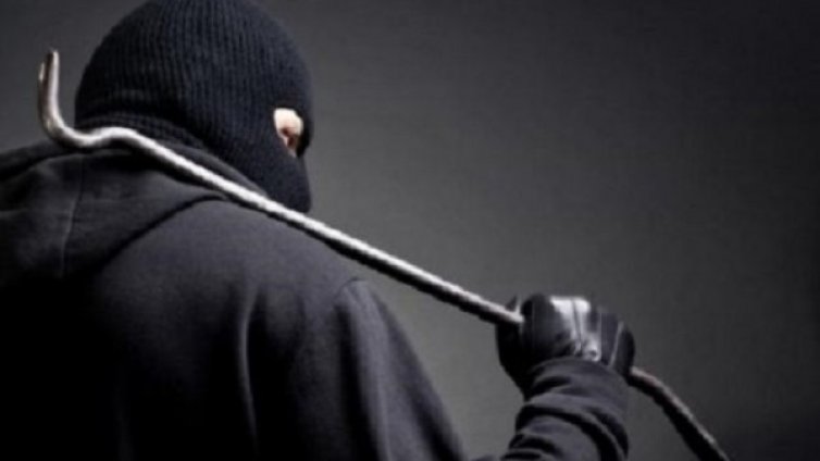 Маскирани и с тръби помляха 35-годишен в "Люлин"
