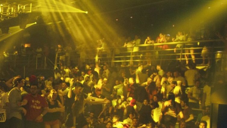 Зад забрани и хиджаби парти животът в Техеран процъфтява