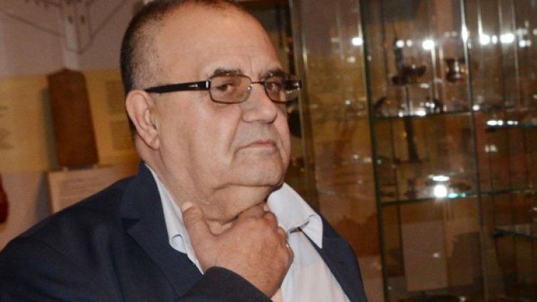 Шефът на НИМ търси дарителка, връчила му носия