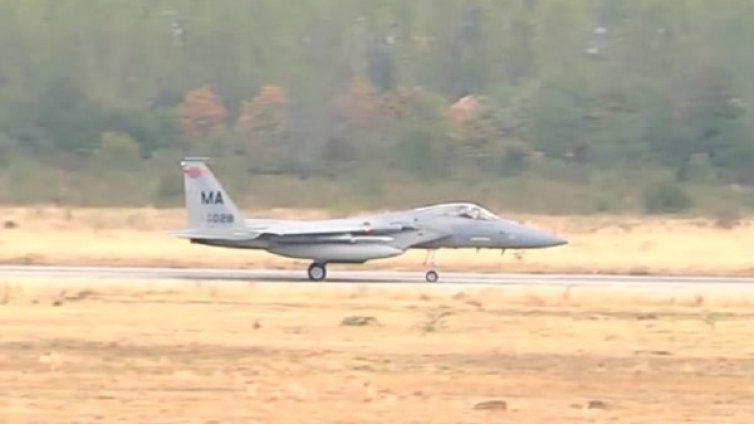 В родното небе: Първа тренировка F-15 и МиГ-29