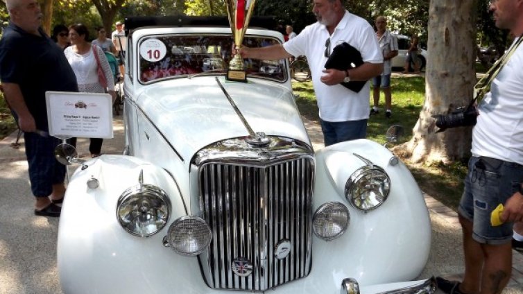 Екскмет грабна голямата награда с ретро кола