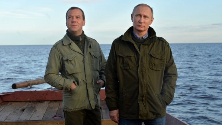 Путин и Медведев заедно на чист въздух и разговор с рибари