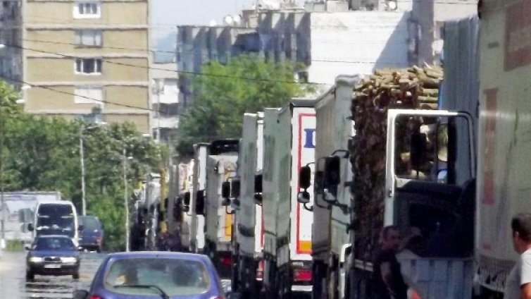 Над 6 км опашка от камиони се вие на "Дунав мост 2"