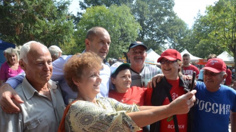 Съборът на русофилите: Селфи с Радев, прегръдки с Нинова