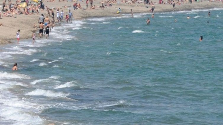 Непълнолетни продават царевица по плажовете край Варна