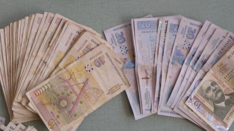 Глобиха мъж, загасил си цигарата в лицето на младеж