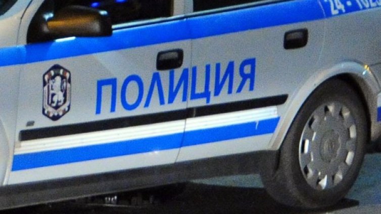 В Овча купел: Млади мъже с бухалки викат "Излезте, бе!"